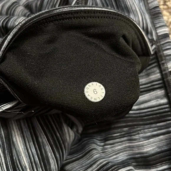 Lululemon Train Times 7/8 Pant *25" size 6 - Picture 4 of 6